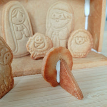 Load image into Gallery viewer, Gingerbread Nativity Stable Cookie Cutter &amp; Stamp Set